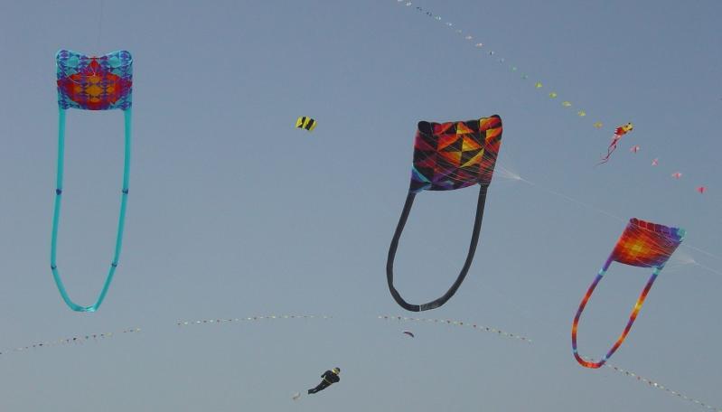 Quilt kites with wingtip drag tubes that inhibit weaving.&nbsp; Nordeney  2003