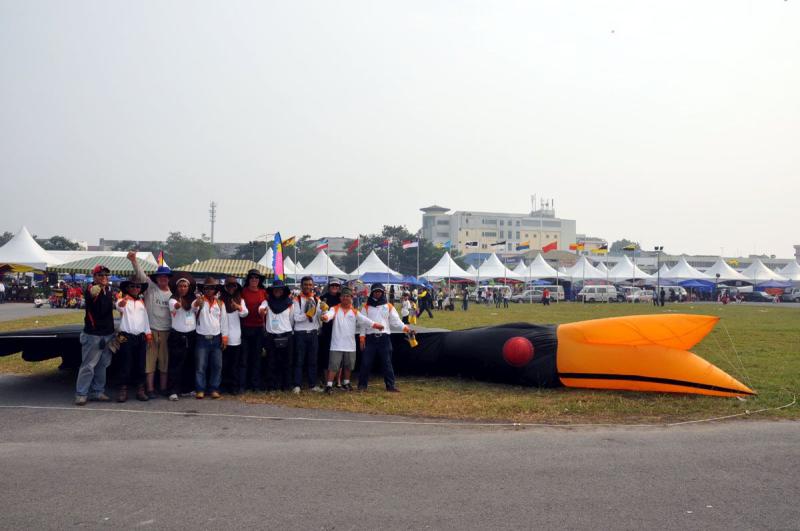 17.2 Hornbill and crew, Bintulu '09