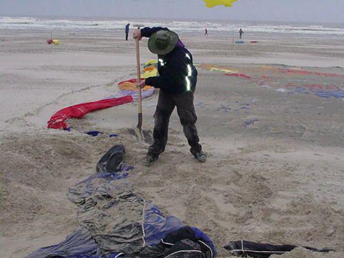 40.8  Peter Digging out kite at Berck 3