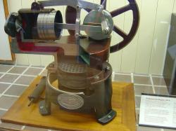<p>Robinson  Stirling cycle hot air engine cutaway , 1914 model in Kensington Science Museum</p>