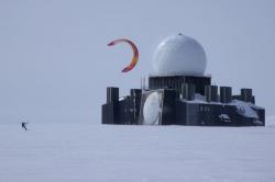 <p>Greenland'06,  Radar station, Ben Deacon Kite Skiing</p>